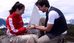 Cặp đôi Tây cầu hôn lãng mạn trên đỉnh Fansipan gây 'bão' mạng